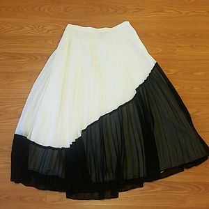 Banana Republic black/white pleated asymmetrical